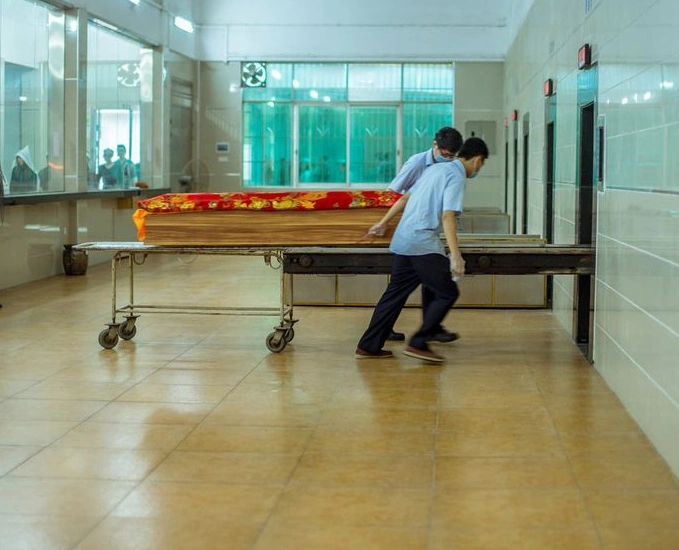 殡仪馆只让死者家属带走一半骨灰,是真的吗?殡仪馆馆长道出真相