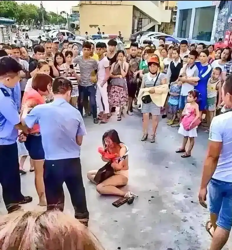 这位女子模样也较好,身材不错,非要做小三,被原配当街暴打把衣服撕破.