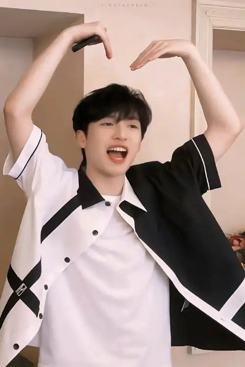 严浩翔比心好甜##严浩翔玩滑板视频