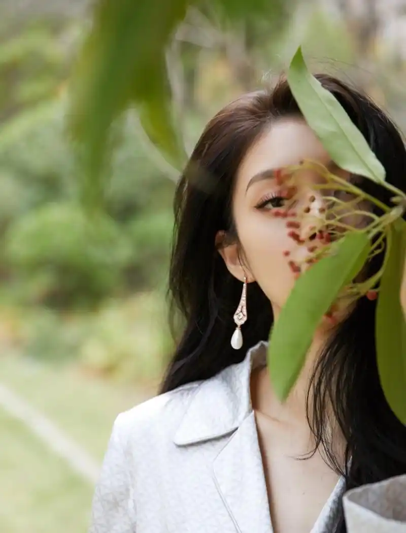 傅菁大波浪港风写真 散发慵懒女人味