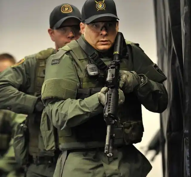 美国洛杉矶反恐特警组(l.a.p.d. s.w.a.t.)是当代swat的鼻祖