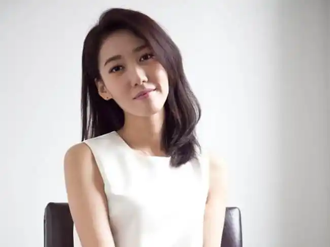 贺刚和高露结婚照纯属谣言生活中老公真实身份曝光是圈外人