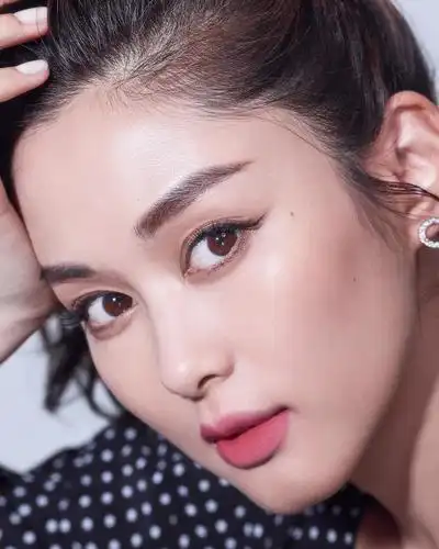 惊神隐的岑丽香摸样变了眼睛超怪和以前不一样了网民快连接在一起了