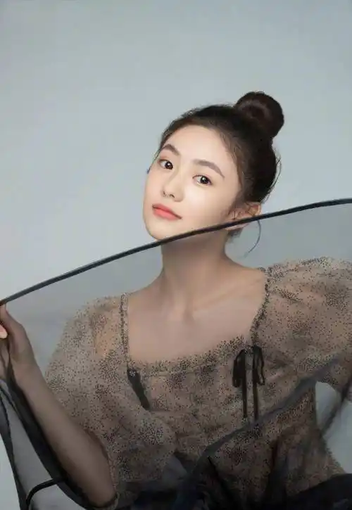 67"新谋女郎"刘浩存杂志首秀,穿泡泡袖纱裙灵动,少女感扑面而来