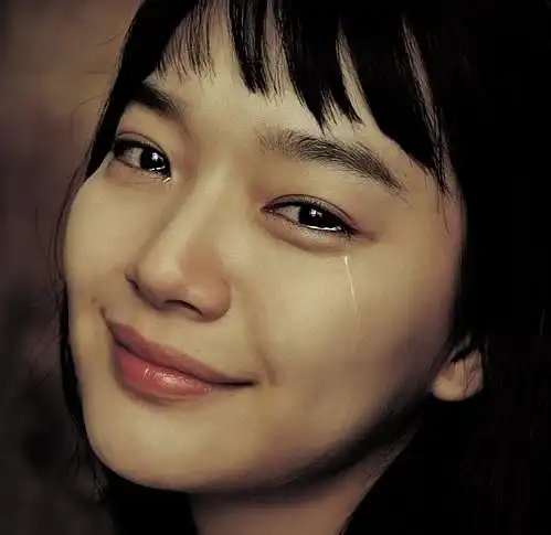 那双带泪的眼睛令人心疼