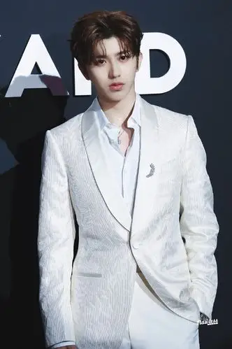 蔡徐坤穿白色西装亮相mahb年度先生盛典,优雅绅士,帅气十足.