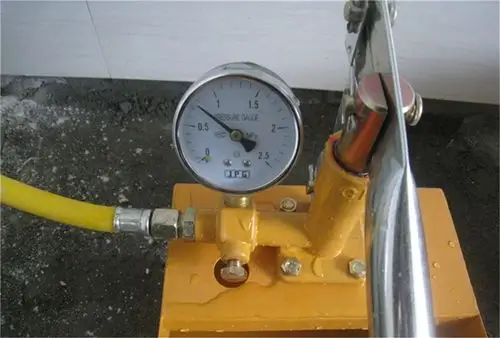 这是在测量水管的水压.