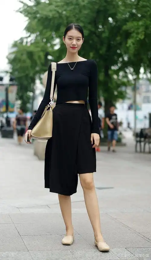 黑色长裙怎么穿才不沉闷?这些搭配技巧让你轻松变身时尚达人!