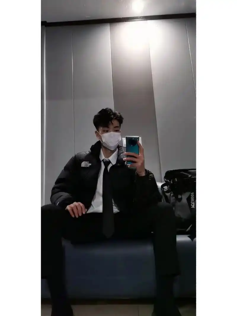 因为李成宇的正装,搞得我这一直在看正装, 第一次穿正装感觉还行,就是