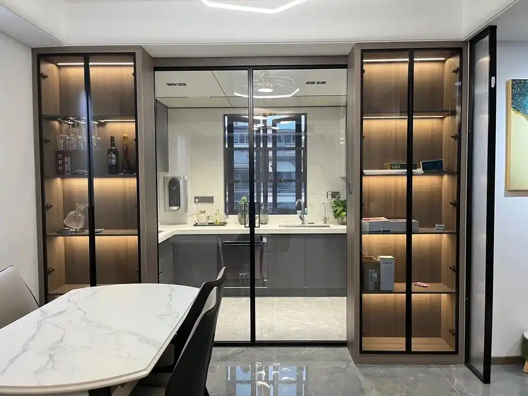 厨房推拉门与酒柜一体的设计