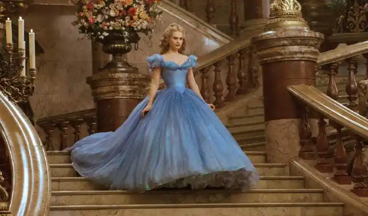 电影《灰姑娘》中的公主裙,迪士尼对于大裙摆的热爱延续了数十年