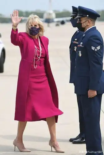 第一夫人吉尔·拜登出席奥运开幕,70岁仍不缺时尚品味,衣着优雅