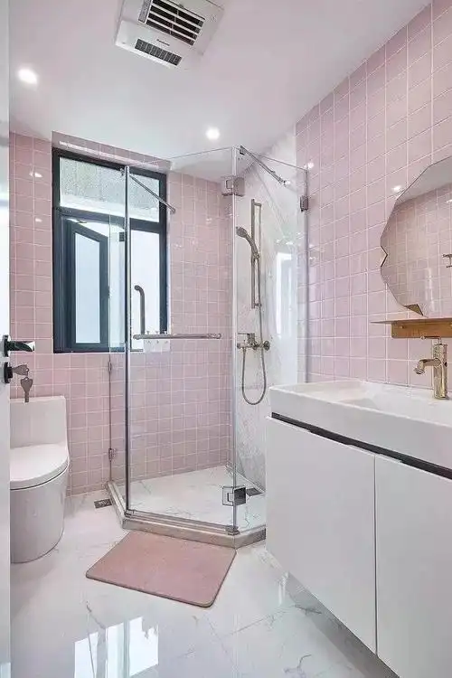 正方形布局▲对于小户型卫生间的隔断设计,玻璃无疑是首选.