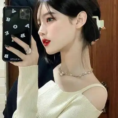 拿苹果13手机挡脸的女生头像 自然对镜自拍挡脸ins质感女头图片