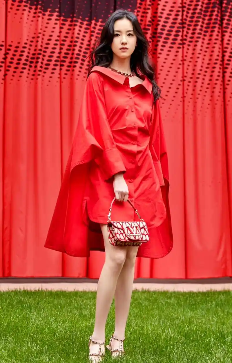 陈都灵红裙明艳张扬