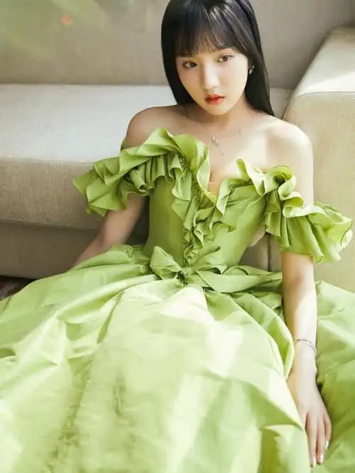 苏晓彤70beyond牛油果绿礼服甜美动人