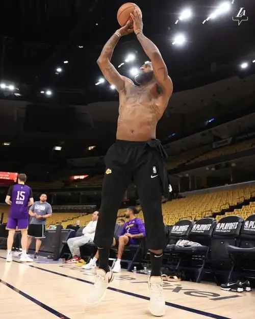 詹姆斯赤膊上阵大秀肌肉 浓眉g1防守数据太狠_腾讯新闻