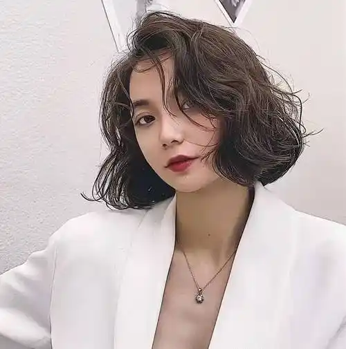 9款适合40到60岁女人的烫发,都是现在流行款式,时尚减龄好打理_发型