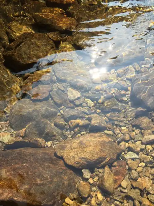 山间溪水 清澈透底