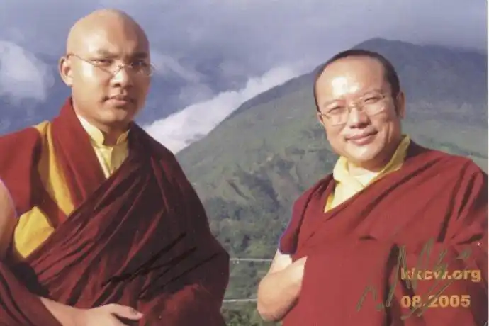 的,或者他是不是一位活佛,金刚上师,堪布或喇嘛,他是不是由传承里其他