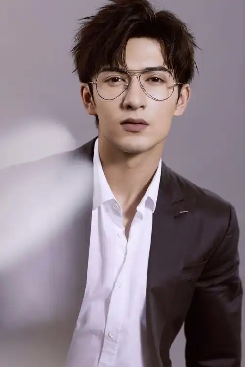 米热新写真上演"眼镜杀" 禁欲斯文魅力尽显