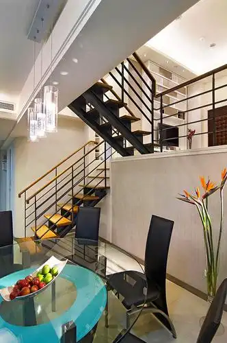 错层空间创造收纳奇迹,简约复式设计