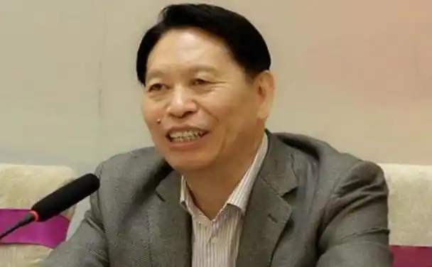 1958年,李晓明出生于云南玉溪市,家庭条件和大多数一样,平凡又普通,能