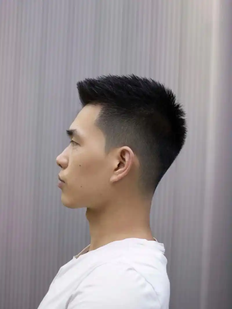 绅士们|男生发型 短款飞机头 91发型特点:这款是夏天必备的一款发型