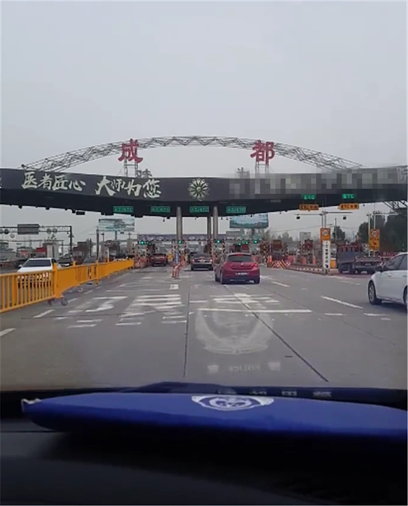 成都收费站偶遇1298万迈巴赫,看到车牌那一刻,就知车主是谁