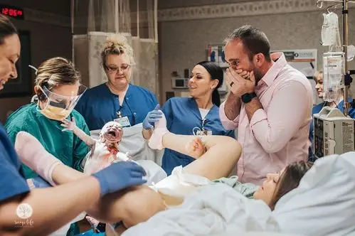 这些分娩的图片,记录母爱的伟大 | 国际分娩摄影大赛作品集