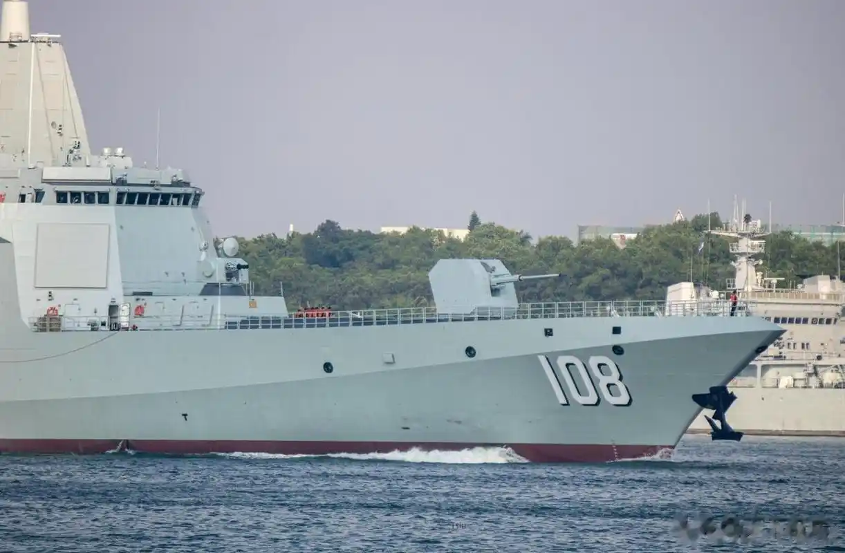 来瞅瞅网友拍摄的055万吨大驱108"延安舰"出海画面,1.
