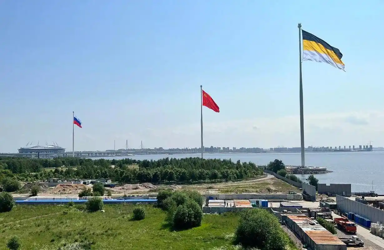 俄罗斯圣彼得堡,升起了三面旗帜: 俄罗斯(白蓝红),苏联(镰刀斧头)和