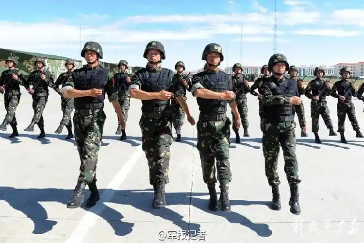 解放军特种部队女汉子霸气展示