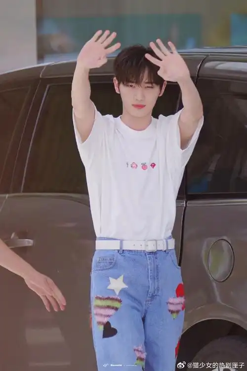 丁程鑫今日《#你好星期六#》上班路透跟粉丝打招呼比心真的好暖好乖哇