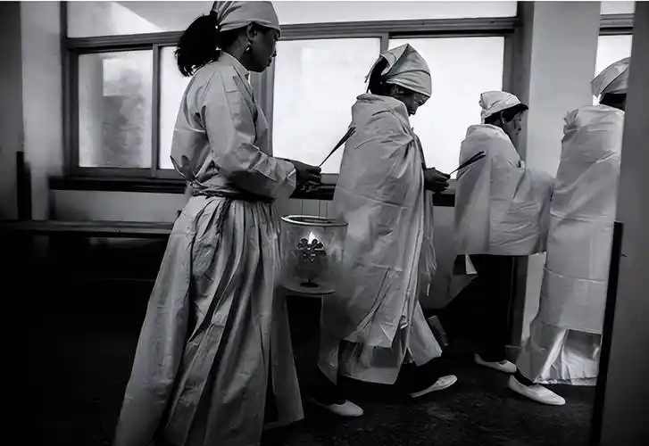 殡仪馆火化女尸:眼睛突然动了,捡回一条命,11年后回来报恩_翠菊_何