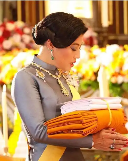 泰国思蕊梵公主复古发型好优雅,手摇折扇宛如画报女郎,气质真棒