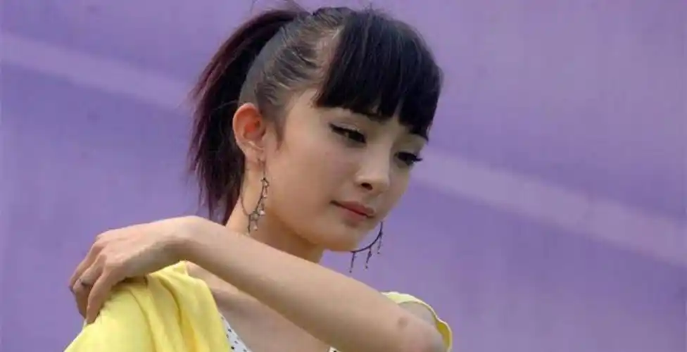 杨幂13年前旧照曝光,青涩单纯的淑女形象,没有美颜依然很美_明星_身材