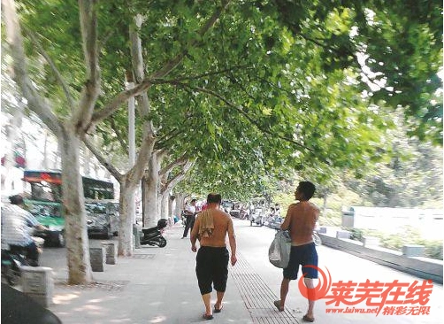 男同胞们注意,公共场合光膀子行为要被罚款了!