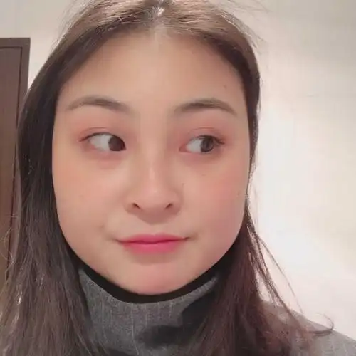 有点国字脸,脸长,发际线高所以额头高,又有突出颧骨,不适合刘海,什么