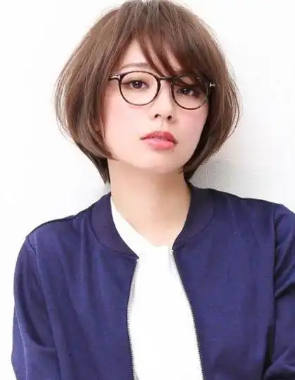 方脸戴眼镜适合什么发型 女生戴眼镜最适合的发型图片