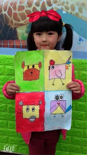 金色童画启蒙班今日作品《正方形大变身》