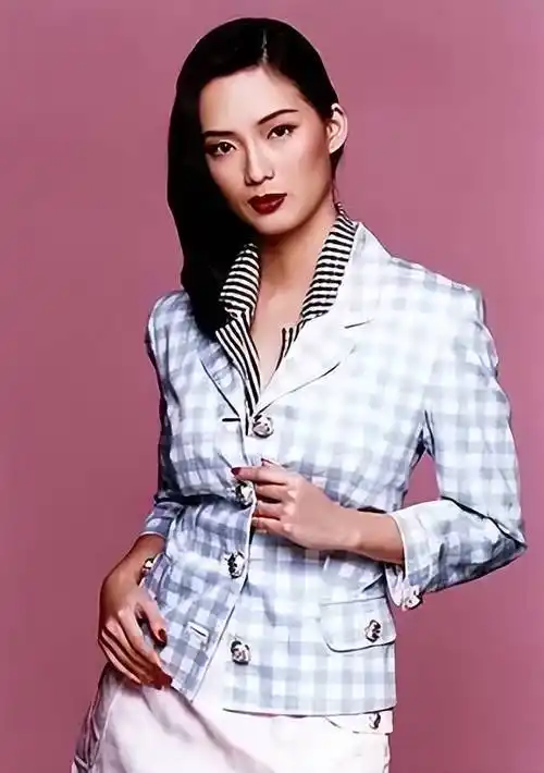 6747岁郑秀珍拍浴袍照,曾是最美何仙姑,被骗8000万后靠按摩为生