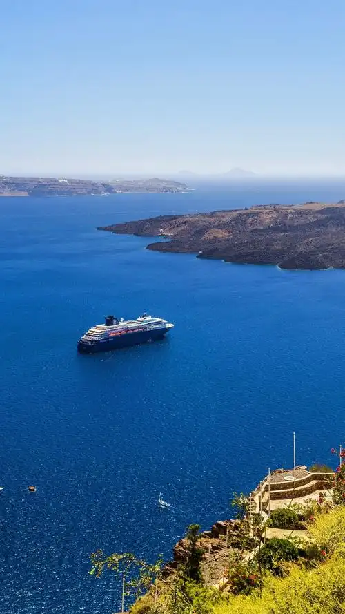 希腊圣托里尼海岸游艇蓝色的大海iphone壁纸