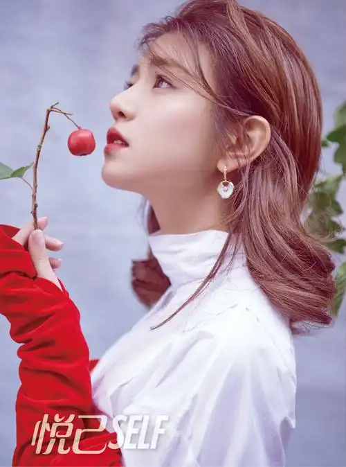 9 陈妍希登12月封面 红唇俏皮演绎复古质感