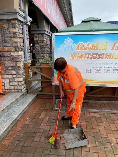 郭应学在永兴服务区打扫卫生