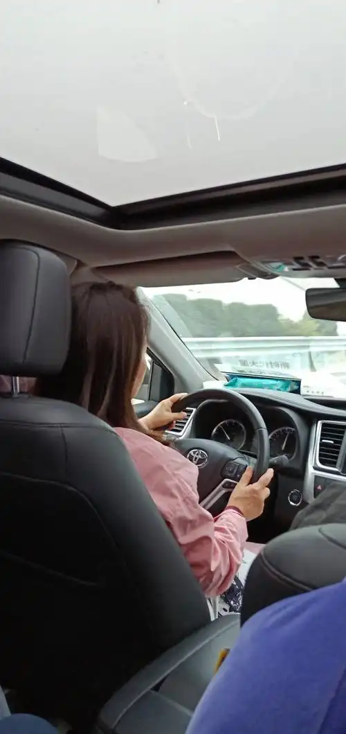 大嫂拍的驾车照片很喜欢