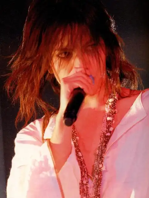 p>hyde,本名"宝井秀人",1969年1月29日出生于日本和歌山县和歌山市.