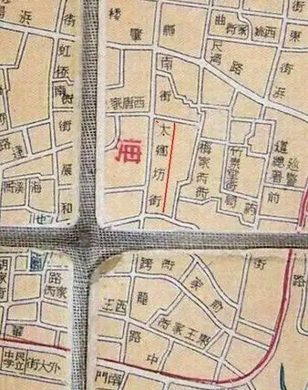 老城厢又有重大发现!这两根斑驳的石柱,或和一位上海历史名人有关!