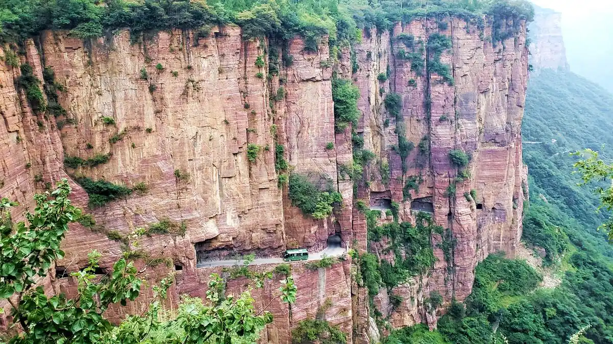 绝壁长廊一一河南新乡郭亮村挂壁公路