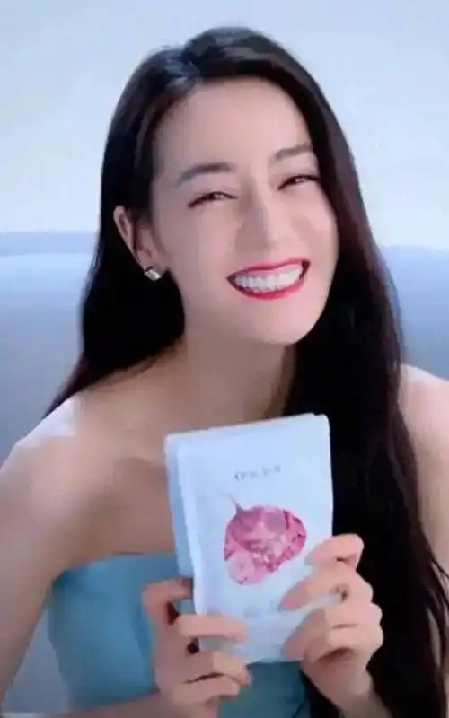 古装扮相太男相get不到,这其中跟她的烤瓷牙多少也沾点关系↓迪丽热巴